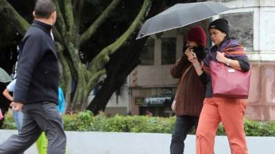 Los capitalinos sacaron sus abrigos y accesorios para protegerse del frío.