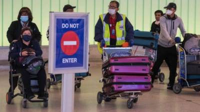 Pasajeros usan mascarillas como método de prevención al llegar al Aeropuerto Internacional de Los Ángeles, California. Foto: AFP
