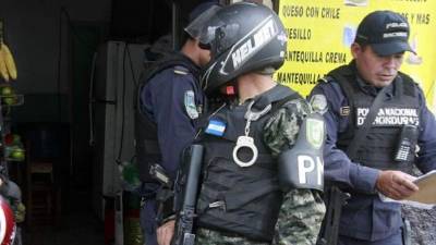 Autoridades mientras reconocían el cadáver.