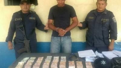 Hilton Martínez Cruz con parte del dinero.