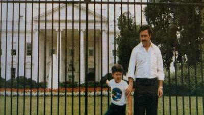 Pablo Escobar posa frente a la Casa Blanca junto a su sobrino.