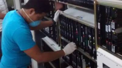 Los técnicos trabajan en la central telefónica.
