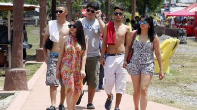 Turistas disfrutan de la Novia de Honduras.