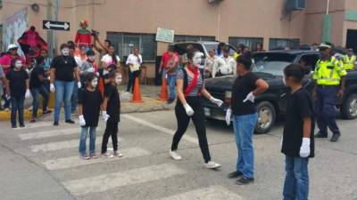 La campaña Muevete fue lanzada con la participación de un grupo de mimos en el centro de Tela.