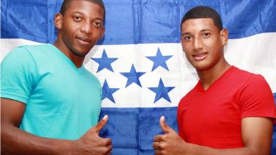 Luis López y Bryan Acosta posaron con la bandera de Honduras en LA PRENSA.