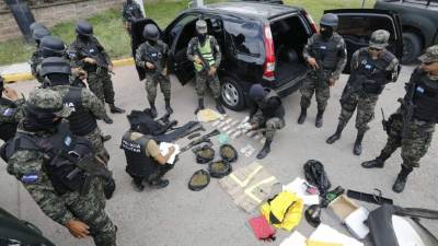 Casi un millón de lempiras, armas, marihuana, entre otras evidencias, encontraron en la camioneta.
