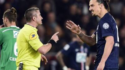 Zlatan Ibrahimovic criticó fuertemente a los árbitros.