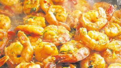 Cuando esté cocinando los camarones agrégueles el jugo del limón por encima. Empápelos bien y deje reposar para que tomen todo su sabor.