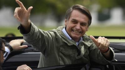 Bolsonaro utilizó un chaleco antibalas al votar en un colegio de Río de Janeiro. El favorito a la presidencia sufrió un atentado en un mitin el pasado septiembre que lo dejó hospitalizado por un mes./AFP.