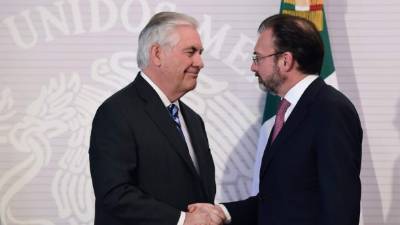 El secretario de Estado de EUA Rex Tillerson y el canciller mexicano, Luis Videgaray, durante una conferencia de prensa en la ciudad de México. AFP.