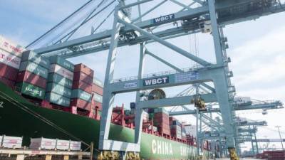 Puertos de la costa oeste de EE.UU., como el de Los Ángeles, vieron los primeros indicios de que la demanda china estaba en baja.