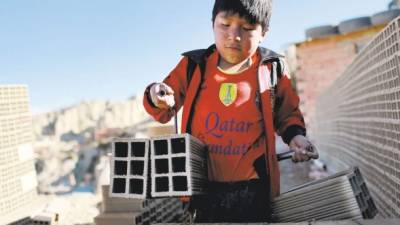 Un niño en una fábrica de ladrillo en La Paz, donde la edad mínima legal para trabajar es ahora de 10 años.