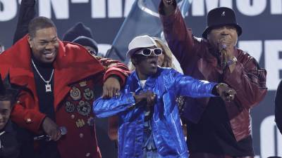 Busta Rhymes, Flavor Flav, y LL Cool J durante su presentación durante la 65th entrega de premios Grammy.