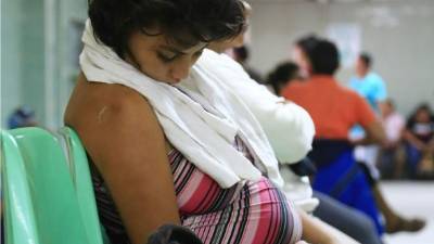 Los pacientes sufren porque faltan camillas.