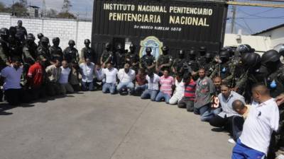 Arrodillados a los 22 reclusos de la Penitenciaría Nacional esperando su traslado a la cárcel de El Porvenir.