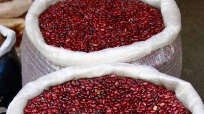 Sacos de frijoles rojos en uno de los mercados de San Pedro Sula. La FAO explica que este grano forma parte esencial de la dieta básica del latinoamericano promedio.