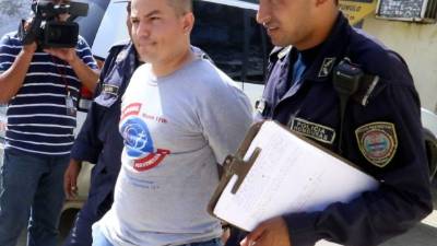 En el negocio de los detenidos, la Policía encontró una escopeta que se supone es el arma homicida.