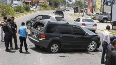 El carro de los robaviviendas marca Ford Escape, chocó con otra camioneta en la avenida Circunvalación.