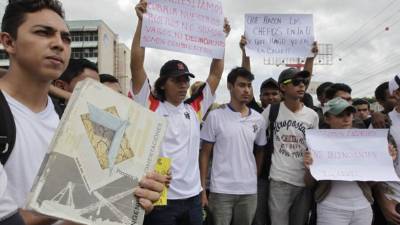 Los estudiantes manifestándose afuera del hotel.