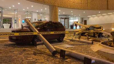 View of damaged cars outside a hotel after a quake in Acapulco, Guerrero state, Mexico on September 7, 2021. - A 6.9 magnitude earthquake struck Mexico on Tuesday near the Pacific coast, the National Seismological Service said, shaking buildings in the capital. The epicenter was 14 kilometers (nine miles) southeast of the beach resort of Acapulco in Guerrero state, the service said. (Photo by FRANCISCO ROBLES / AFP)
