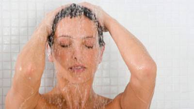 El baño solo con agua, alivia los malestares del eczema.