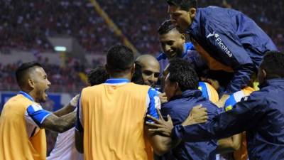 SJS01. SAN JOSÉ (COSTA RICA), 7/10/2017.- Los jugadores de Honduras celebran la anotación de un gol hoy, sábado 7 de octubre de 2017, durante un partido por la clasificación al Mundial de Rusia 2018, que se disputa en San José (Costa Rica). EFE/Jeffrey Arguedas