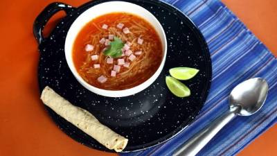 Servir acompañado de jamón de pavo picado y tortilla.