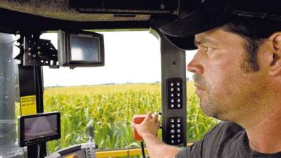 El agricultor Jason Rouse ajusta su sistema de recolección de datos de Farmobile en su cosechadora en Iowa.