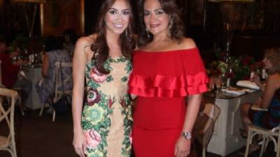 Laurie López Sikaffy junto con su madre María Elena Sikaffy de López