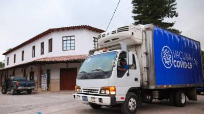 Las primeras vacunas de AstraZeneca donadas por El Salvador, comenzaron a ser distribuidas desde muy temprano este viernes.