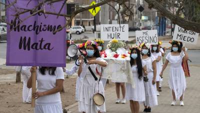 Miembros del grupo de Teatro participan en la protesta “vivas nos queremos” en Lima, Perú.