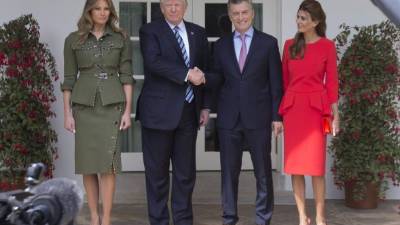 El presidente estadounidense,Donald Trump y la primera dama, Melania, recibieron este jueves en la Casa Blanca al presidente argentino Mauricio Macri y su esposa, Juliana Awada, para una reunión oficial. Fotos: AFP.