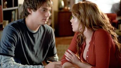 Jonathan Bennett y Lindsay Lohan en una escena de “Mean Girls”.