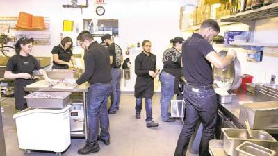 La cadena se dio cuenta de que la cebolla picada a máquina quedaba aguada, y ahora cada mañana los empleados comienzan su día cortando cebolla a mano en cada local. Antes de abrir las puertas de cada restaurante, los empleados pasan cuatro horas preparando comida, por ejemplo, cortando tomate y calentando y deshilachando la carne que llega preparada de cocinas centrales.