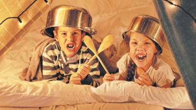 A los niños les encanta realizar campamentos dentro de sus casas. Allí los pequeños pueden hacer muchas actividades como leer, preparar bocadillos, jugar y mucho más.