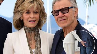 Jane Fonda de 77 años, se acercó a su compañero de reparto en Youth, Harvey Keitel, y de repente le agarró los glúteos, mientras sonreía ante las cámaras.