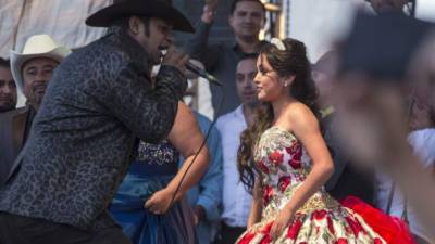 Rubi Ibarra baila con una cantante durante sus celebraciones del 15 aniversario en Villa de Guadalupe, Estado de San Luis Potosí, México. AFP