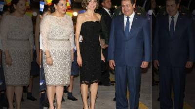 La primera dama, Ana García, la reina Letizia y el presidente, Juan Orlando Hernández, posan para los medios de comunicación afuera de la Casa Presidencial antes de la cena de gala.