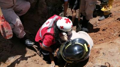 Un alud cayó encima de tres empleados de una construcción en Sabanagrande, Francisco Morazán. Se reporta un fallecido y dos heridos.