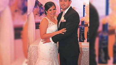 Lucy Beltrán y Julio Peña disfrutaron de su noche de fiesta matrimonial. Foto: Jorge Gonzales