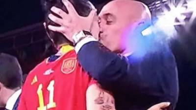 Luis Rubiales, presidente de la Real Federación Española de Fútbol (RFEF), provocó un gran escándalo luego que besó en la boca a la futbolista Jenni Hermoso luego de la consagración de selección española en el Mundial Femenino.