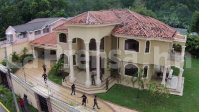 Las autoridades aseguraron ayer esta lujosa vivienda en la residencial El Pedregal de San Pedro Sula. Fotos: Yoseph Amaya, Amílcar Izaguirre, Wendell Escoto y Jordan Perdomo.