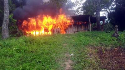 Una casa de madera que servía para almacenar la droga fue quemada en su totalidad.