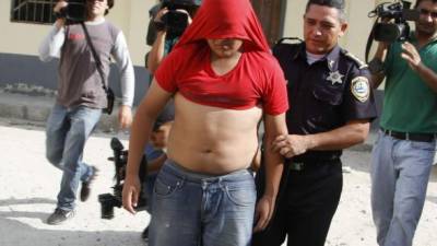 El menor de 15 años fue capturado por las autoridades policiales cuando huía, después que supuestamente atacara a puñaladas al doctor Efraín García en su consultorio.