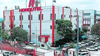 Por otra parte los trabajadores exigen mejores salarios.