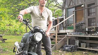 En ‘Jurassic World’, Chris Pratt interpreta a un cuidador del parque temático de dinosaurios que tiene una relación especial con los velociraptor, los cuales quizá serán sus únicos aliados para contrarrestar el ataque de un dinosaurio modificado genéticamente.