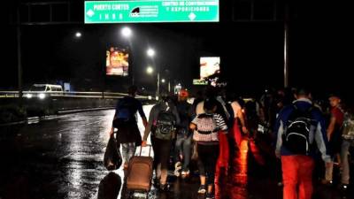 El grupo de inmigrantes, entre ellos niños, mujeres y hombres, partió de la estación de autobuses del servicio interurbano de la ciudad de San Pedro Sula, en el norte de Honduras. EFE/José Valle/Archivo