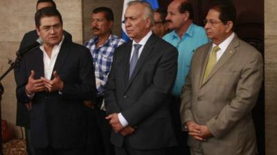 El presidente Juan Orlando Hernández junto a las autoridades del Congreso y los miembros del CES tras la entrega del proyecto de ley.