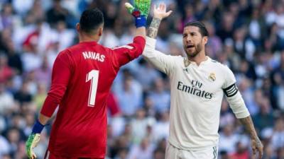 Keylor Navas siendo felicitado por el capitán Sergio Ramos tras su gran atajada. FOTO EFE.