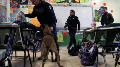 Policías resguardan escuelas tras amenazas de narcos.